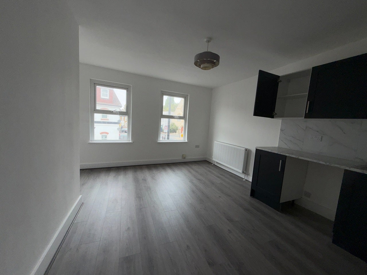 Flat Whitehorse Road in Greater London