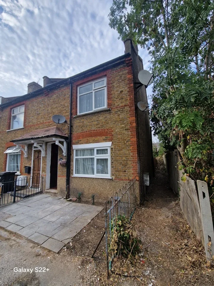 House Brickfield Lane in Greater London