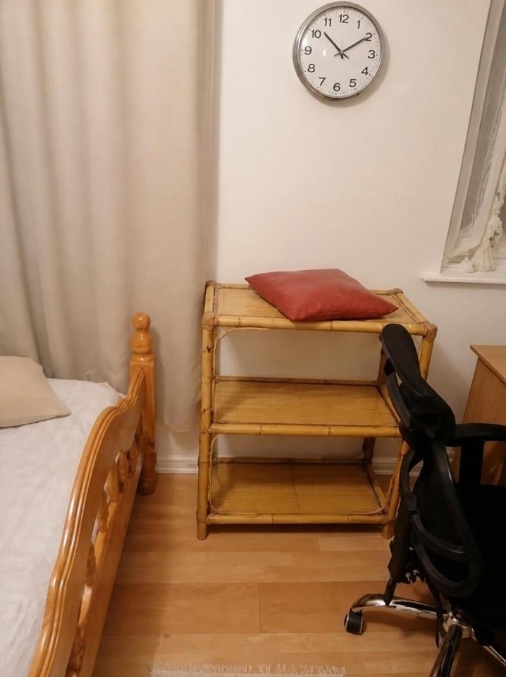 Room Mantlet Close in Greater London