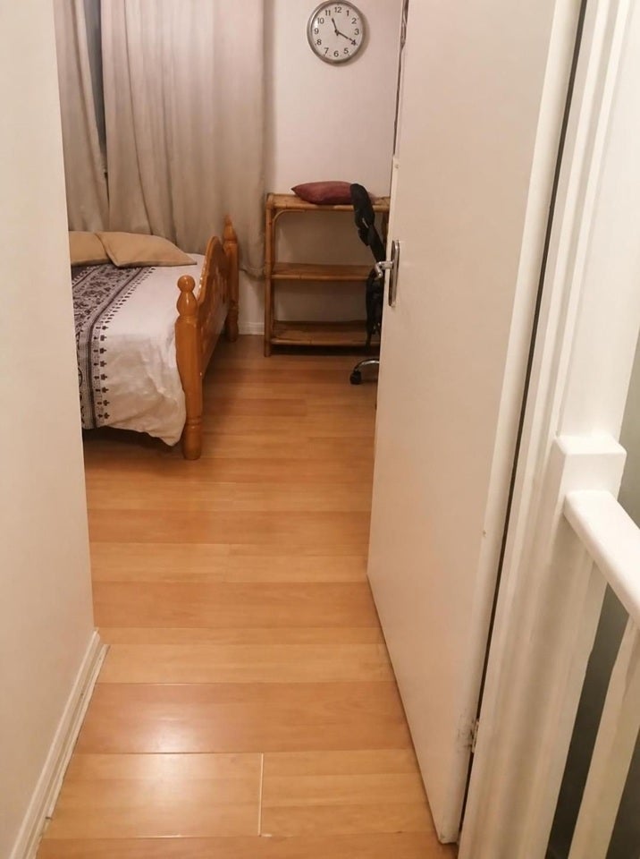 Room Mantlet Close in Greater London