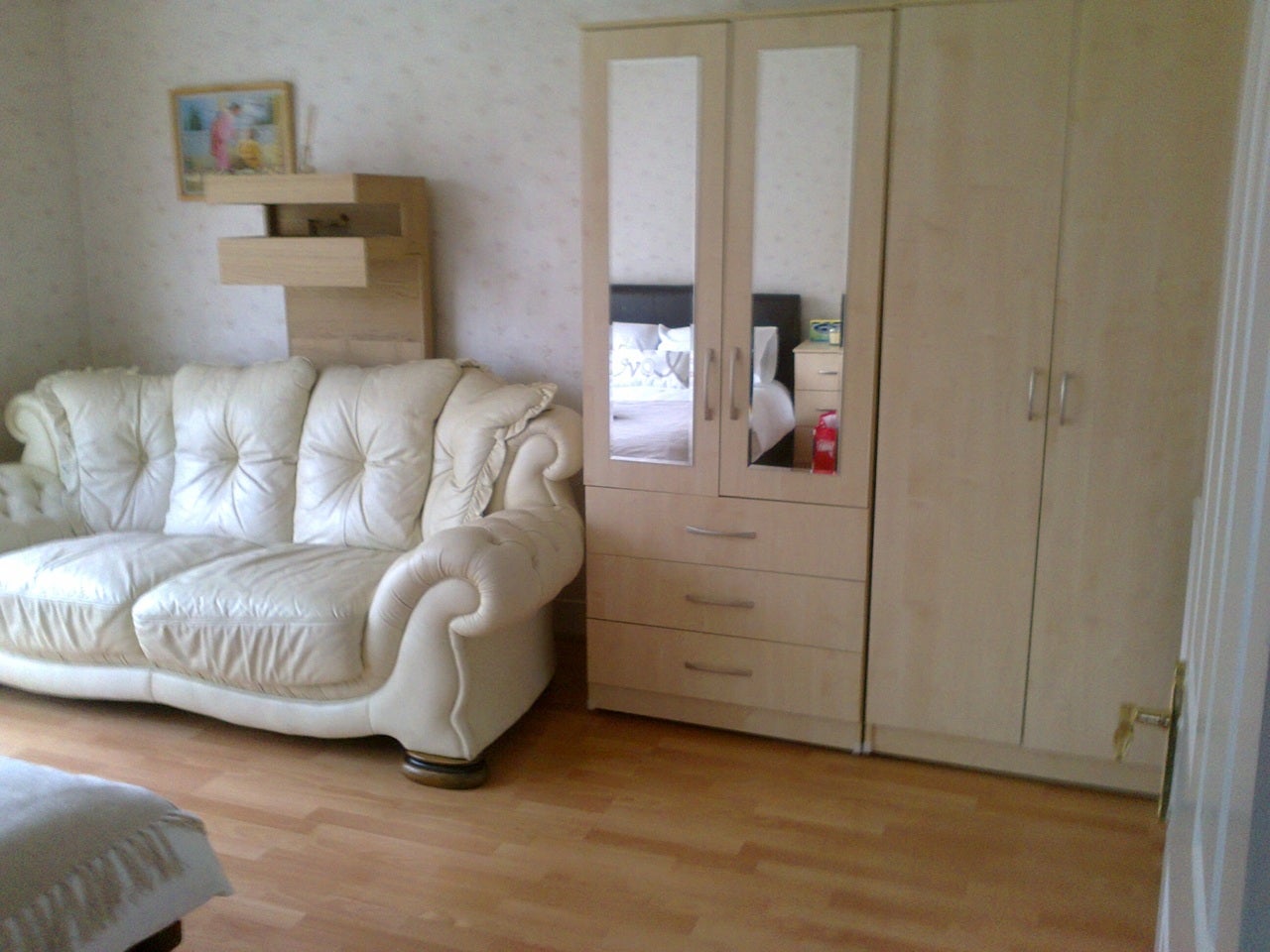 Room Rose Avenue in Greater London