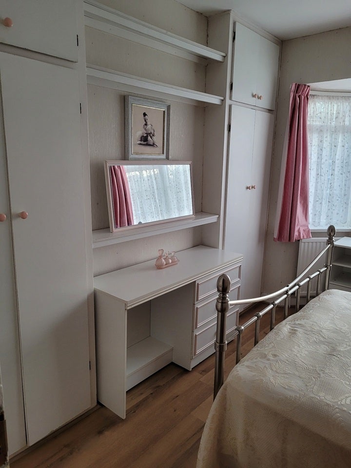 Room Rose Avenue in Greater London