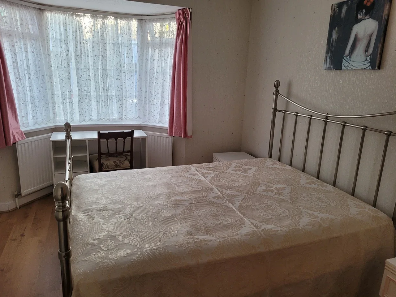 Room Rose Avenue in Greater London