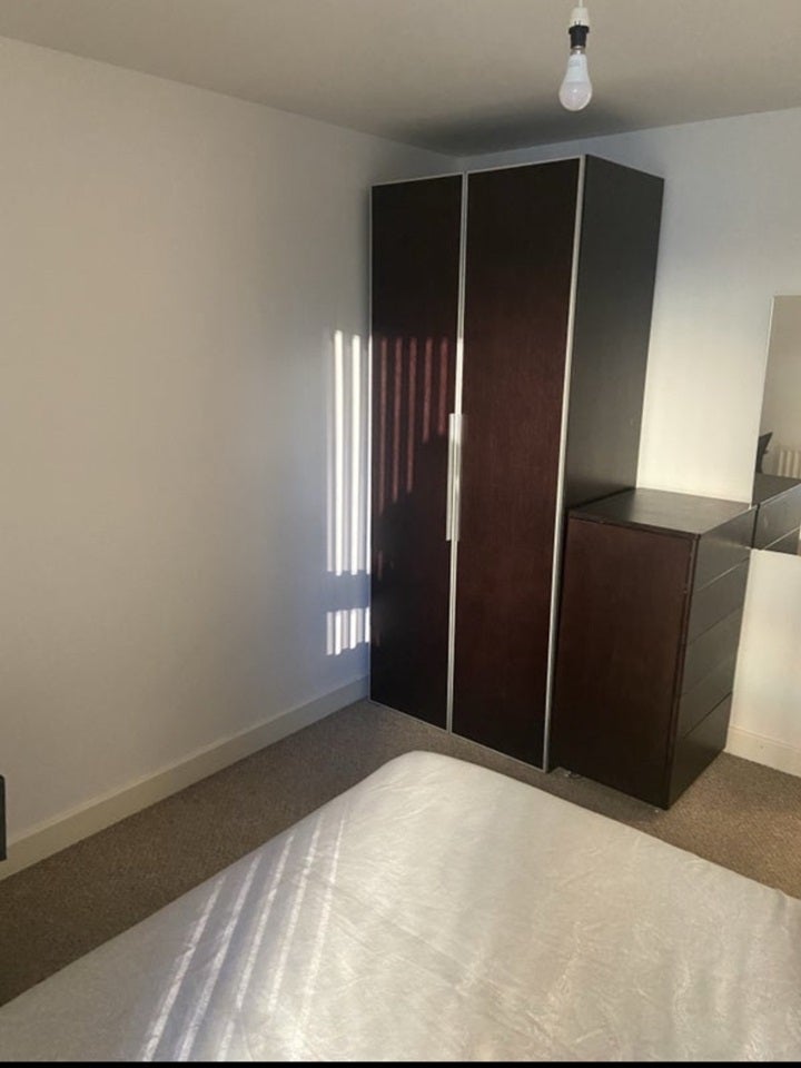 Flat Blackwall Way in Greater London