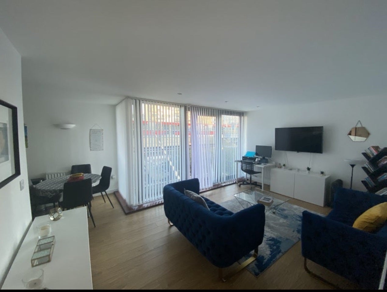Flat Blackwall Way in Greater London