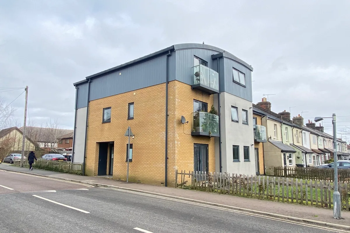 Flat Adeyfield Road in Dacorum