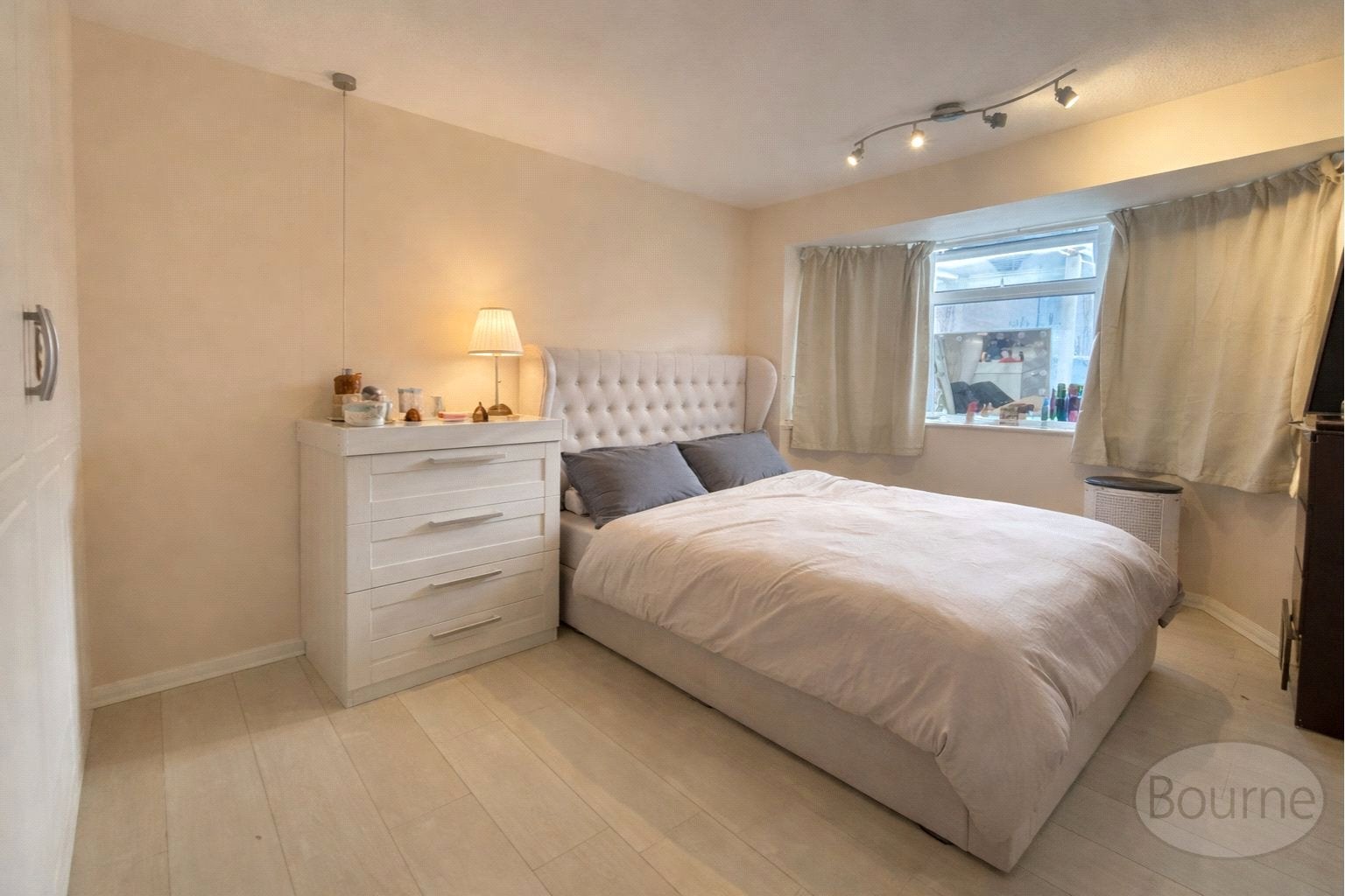 Flat Lyfield in Elmbridge