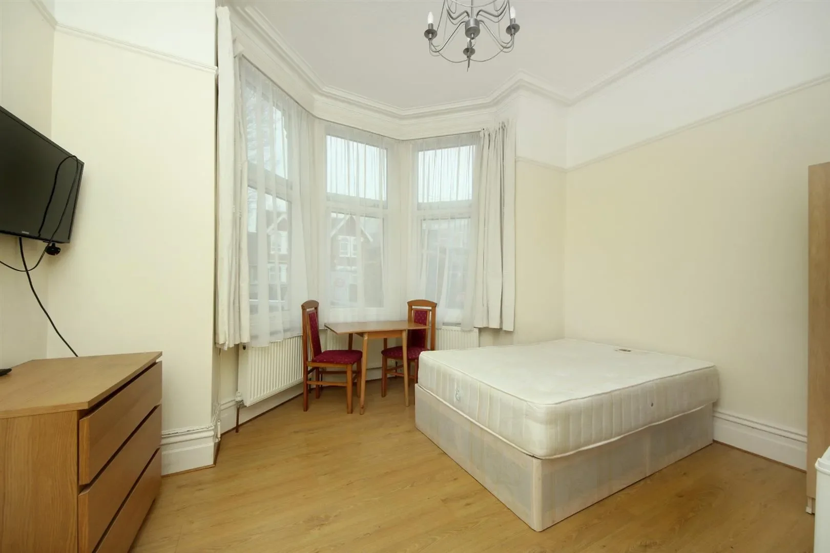 Flat Gordon Road in Greater London