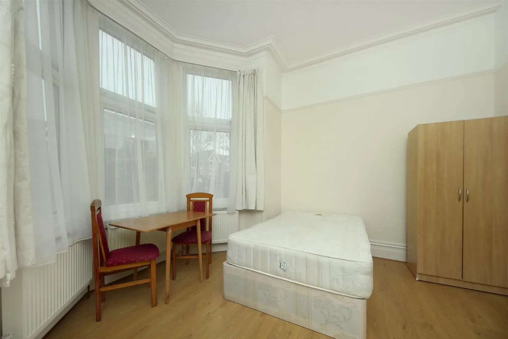 Flat Gordon Road in Greater London