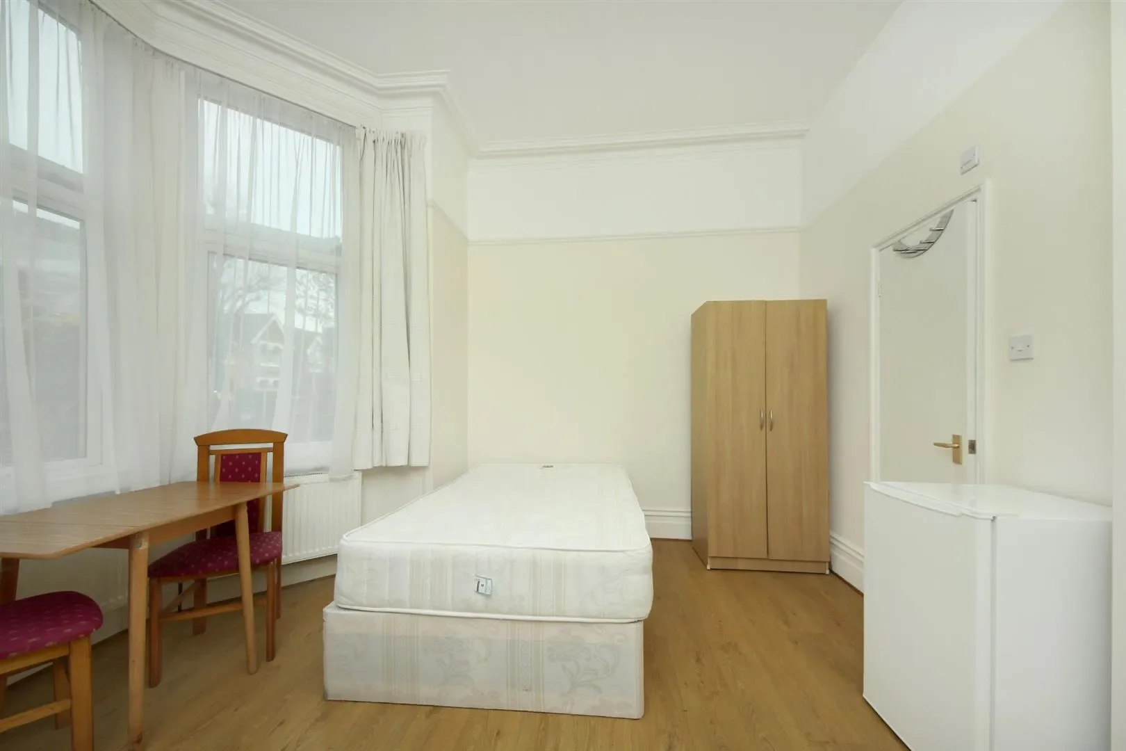 Flat Gordon Road in Greater London