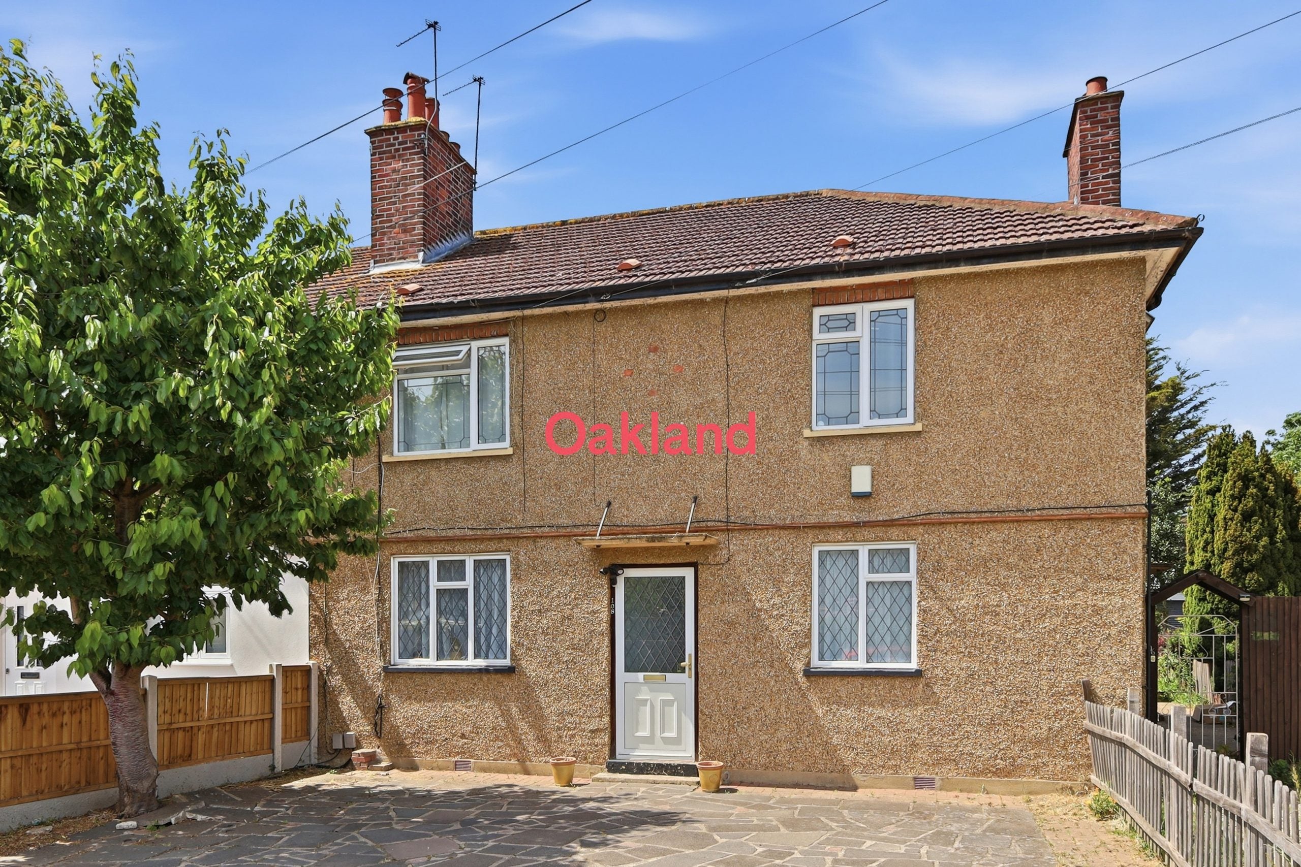 Flat Crown Road in Greater London