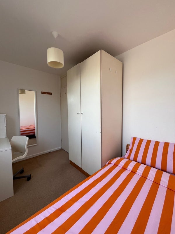 Room Ronald Street in Greater London