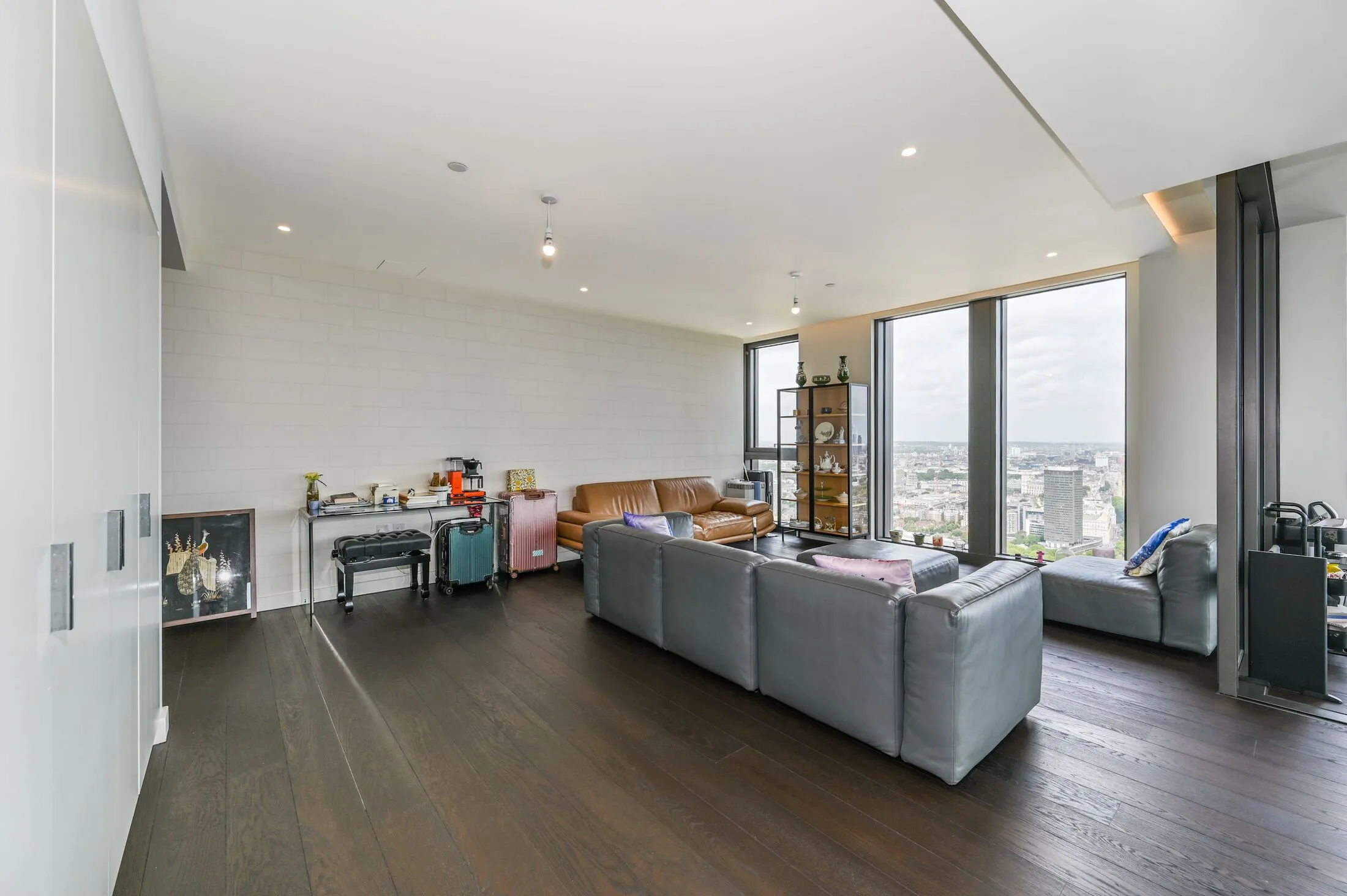 Flat Bondway in Greater London