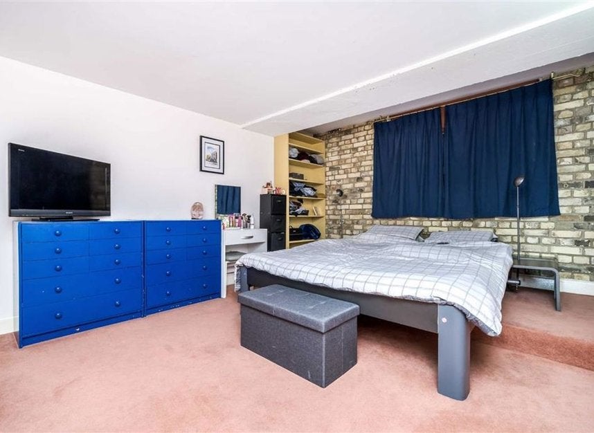 Flat Wapping Wall in Greater London