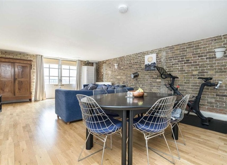 Flat Wapping Wall in Greater London
