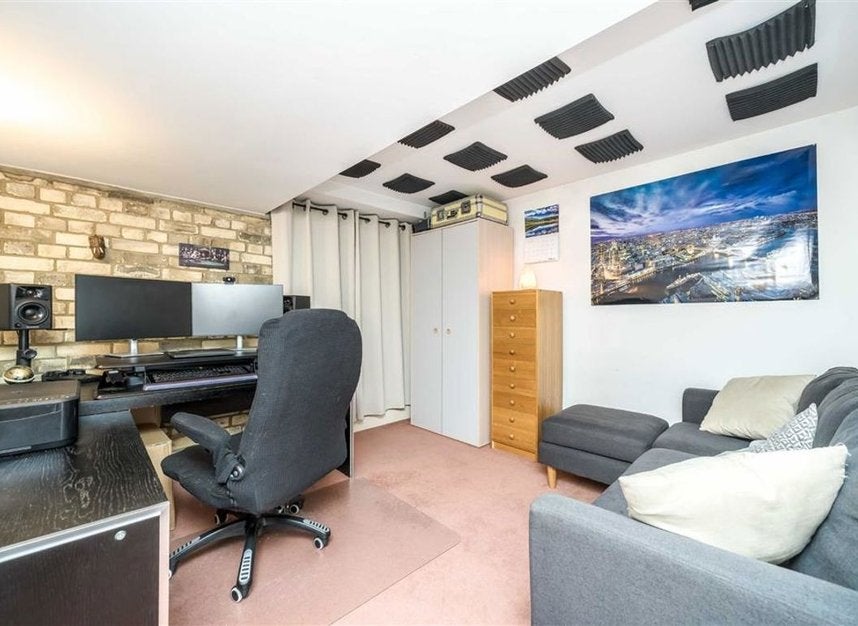 Flat Wapping Wall in Greater London