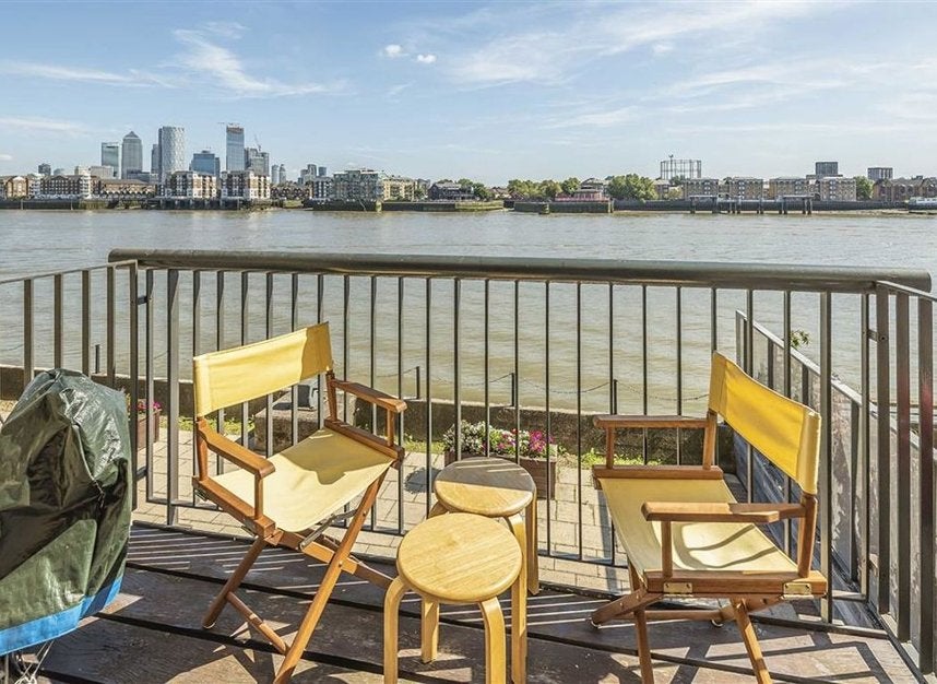 Flat Wapping Wall in Greater London