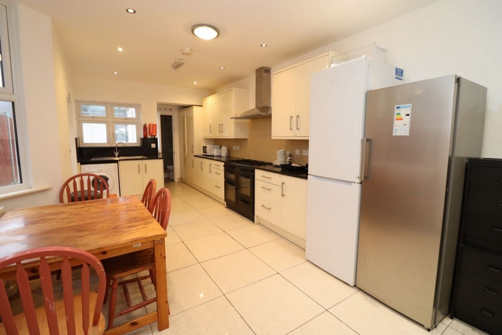 Room Globe Road in Greater London