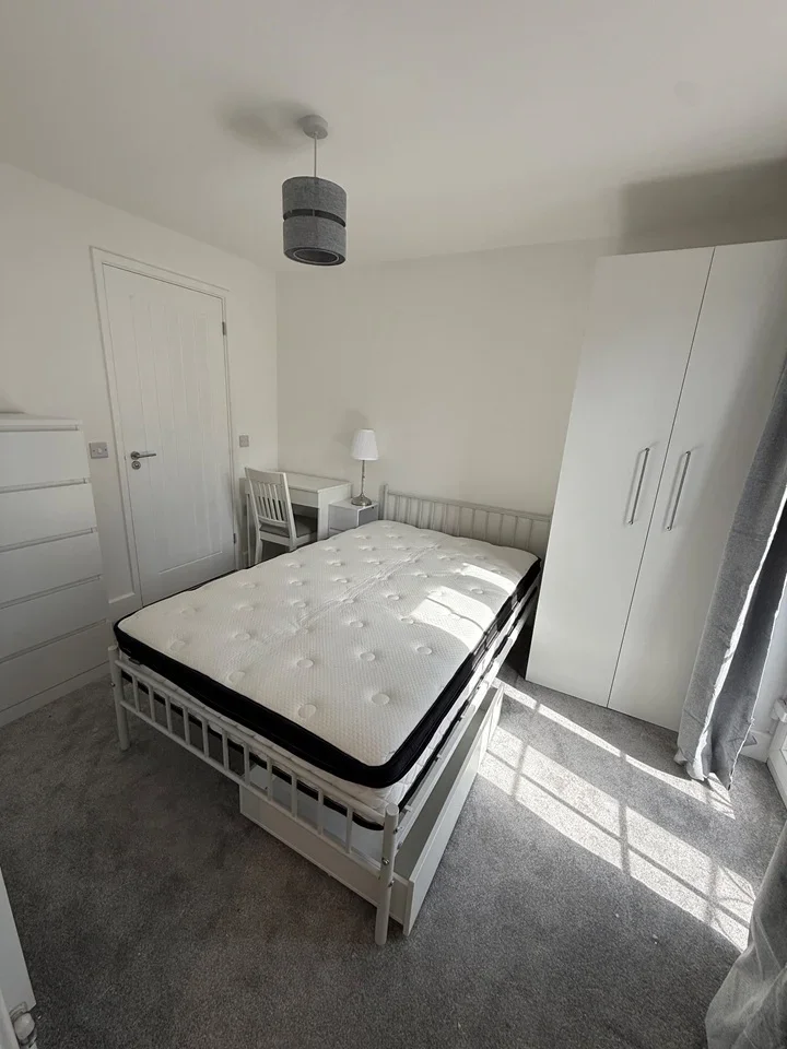 Room Eaton Drive in Greater London