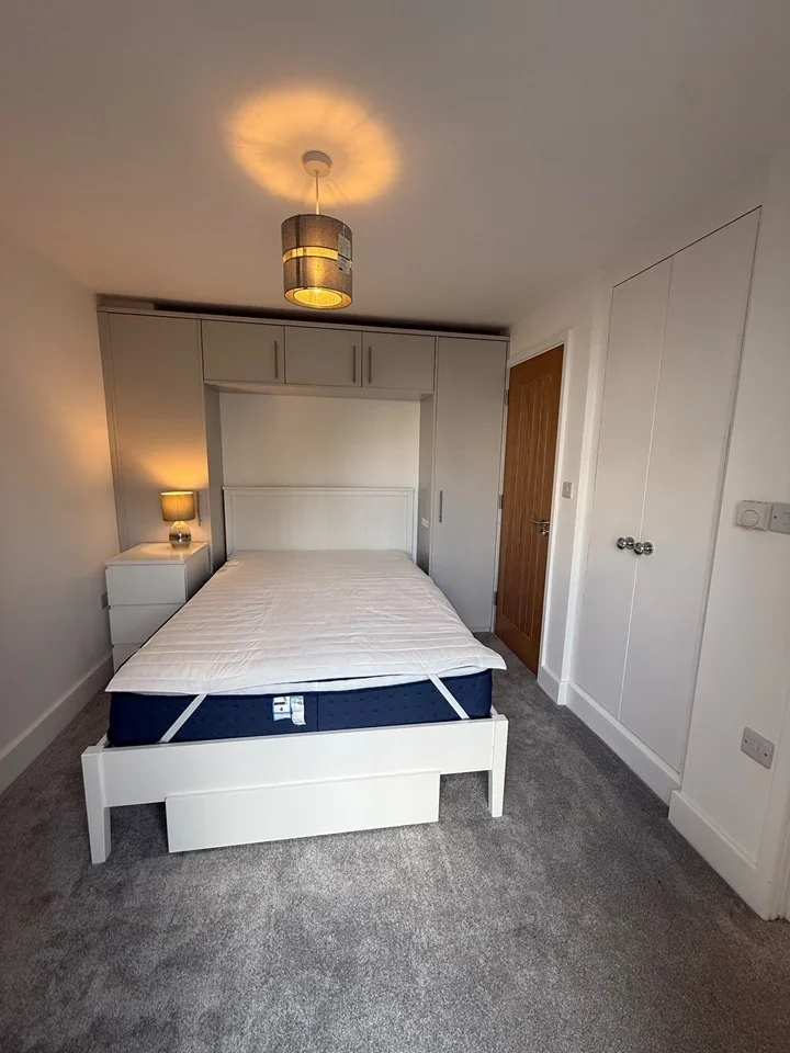 Room Eaton Drive in Greater London