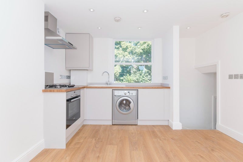 Room Thornlaw Road in Greater London