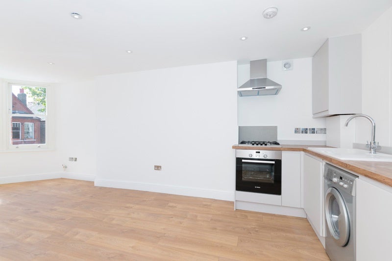 Room Thornlaw Road in Greater London