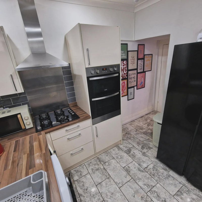Room Leopold Road in Liverpool