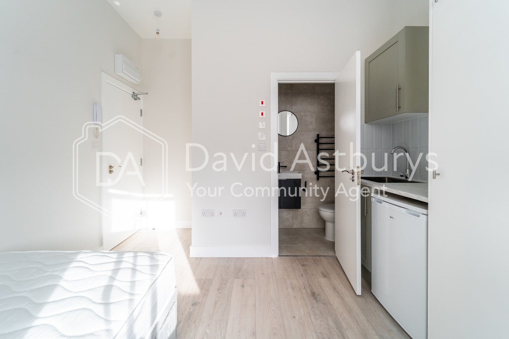 Room Archibald Road in Greater London