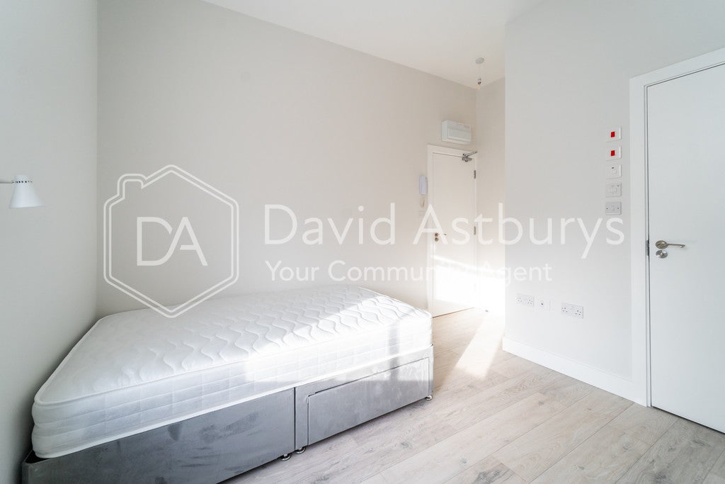 Room Archibald Road in Greater London