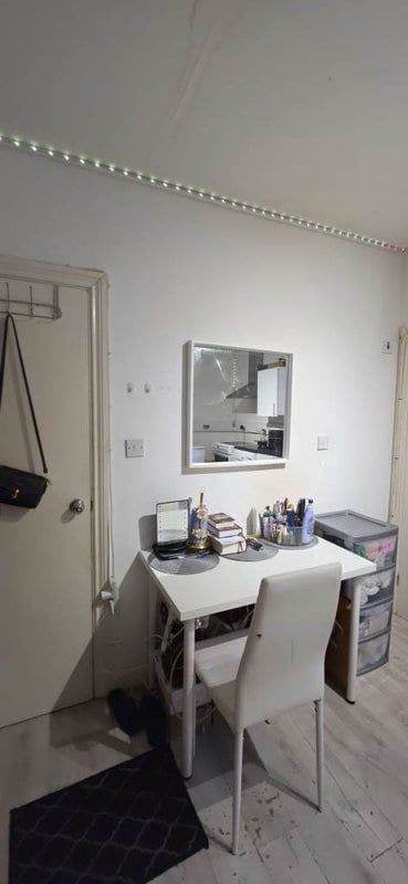 Room Station Road in Greater London