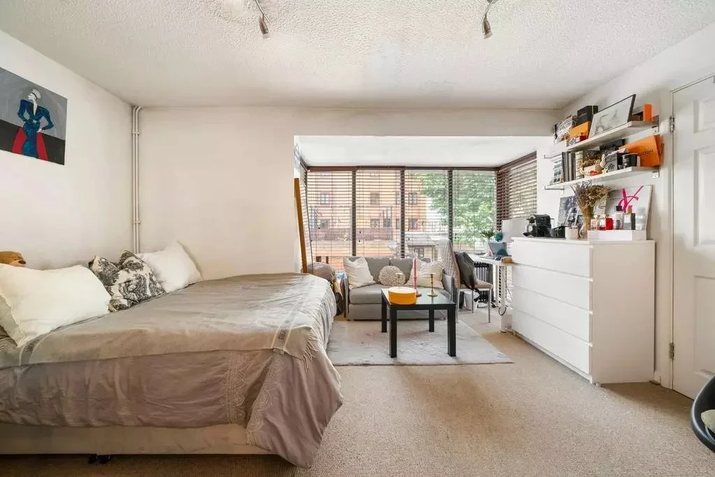 Room Rotherhithe Street in Greater London