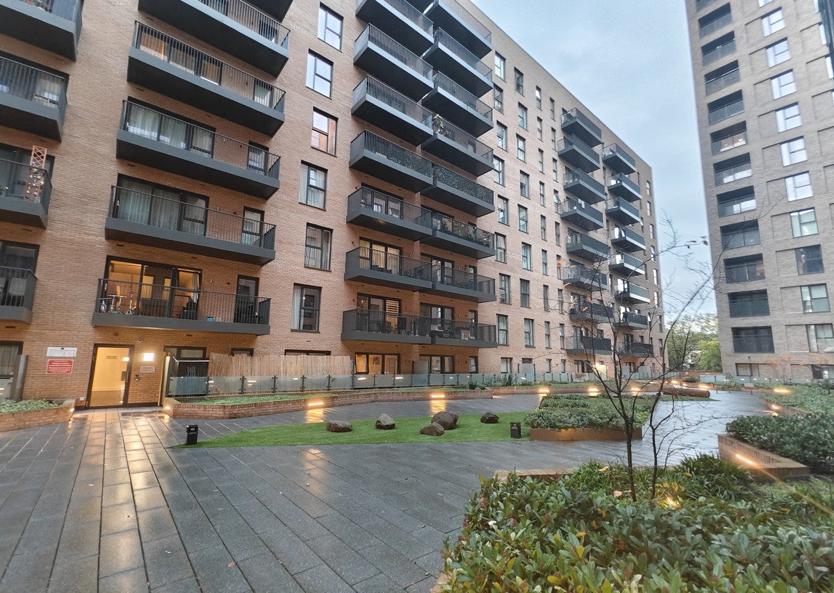 Flat Colindale Gardens in Greater London