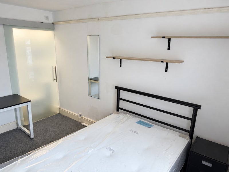 Room Victoria Road in Poole