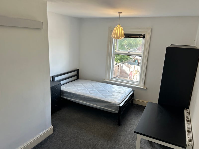 Room Victoria Road in Poole