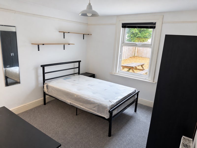 Room Victoria Road in Poole