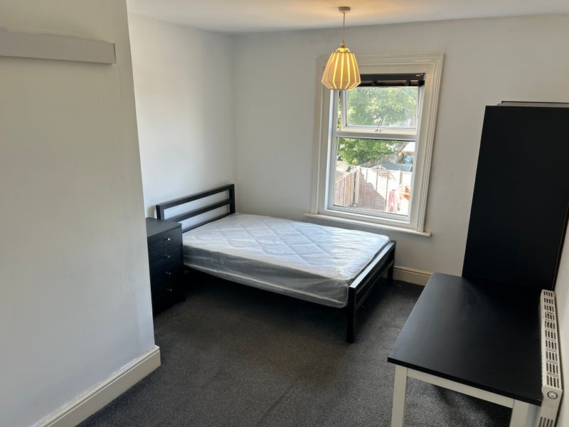 Room Victoria Road in Poole