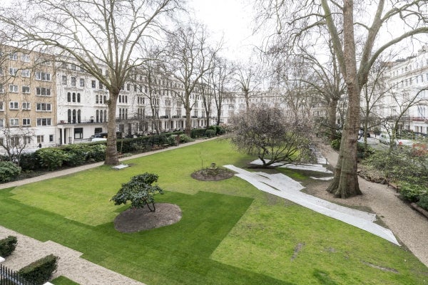 Flat Kensington Gardens Square in London