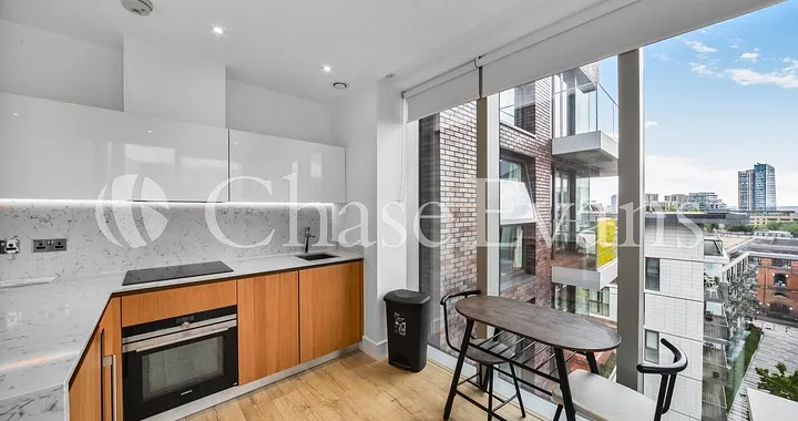 Flat Piazza Walk in Greater London