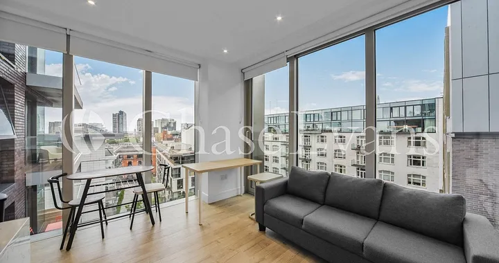 Flat Piazza Walk in Greater London