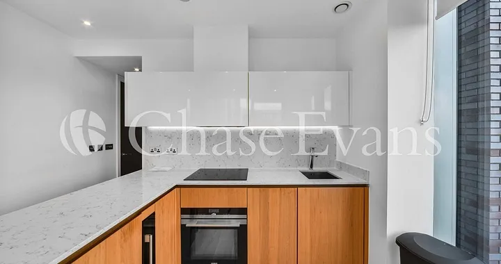 Flat Piazza Walk in Greater London