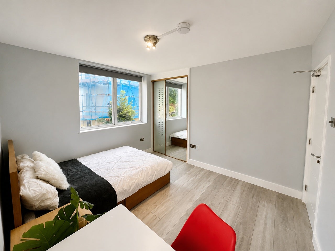 Room Boundary Road in Greater London