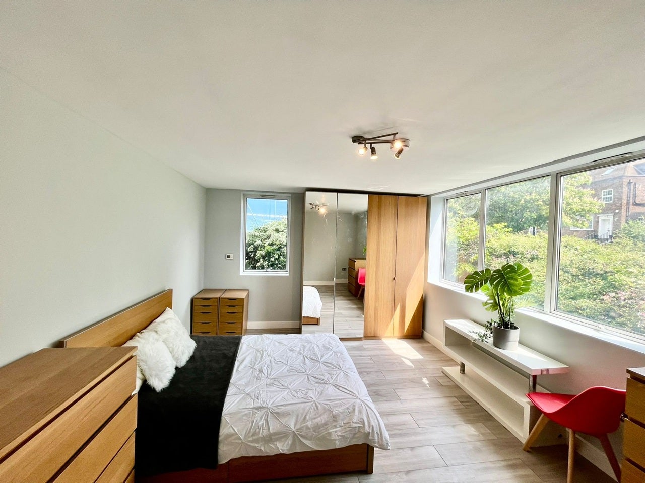 Room Boundary Road in Greater London