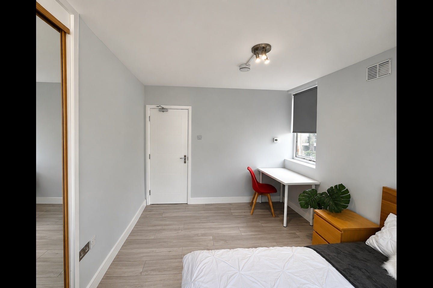 Room Boundary Road in Greater London