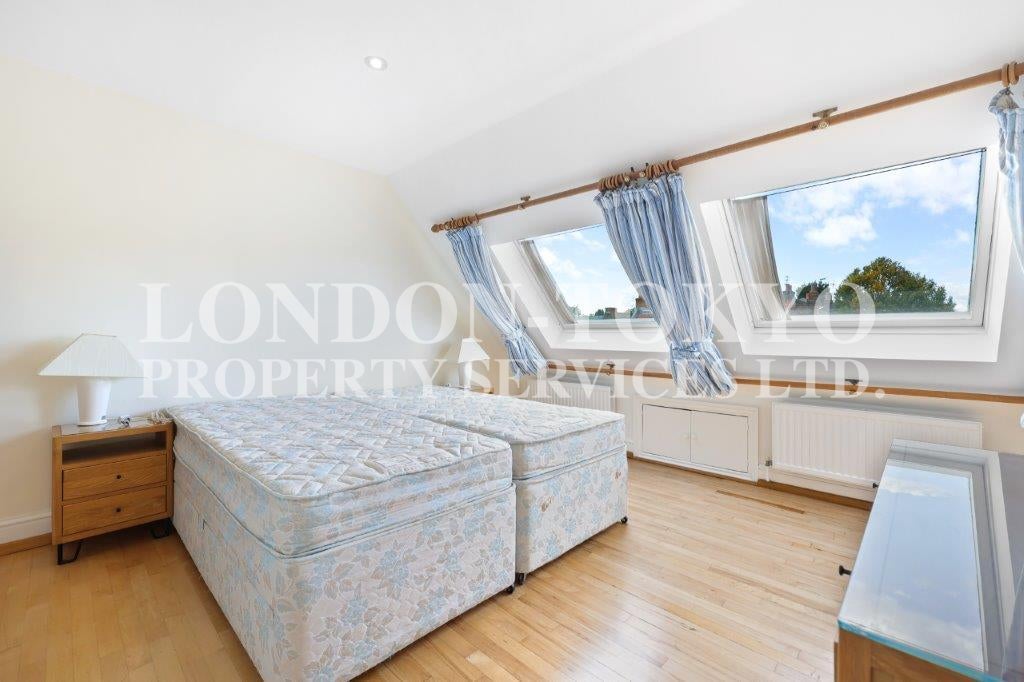 Flat Greencroft Gardens in Greater London