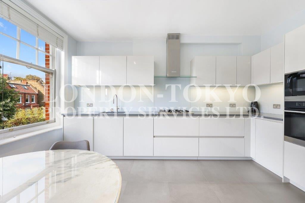 Flat Greencroft Gardens in Greater London