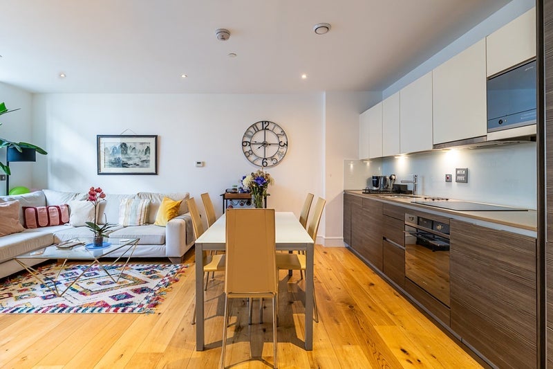 Flat Clapham Road in Greater London