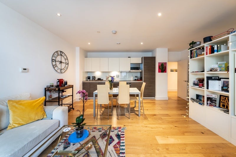 Flat Clapham Road in Greater London