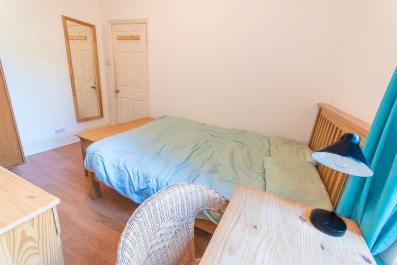 Room Amesbury Avenue in Greater London