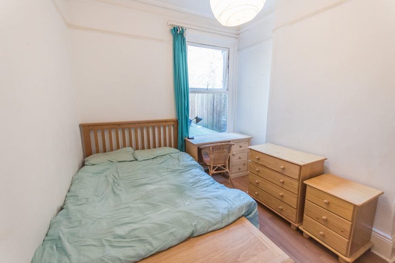 Room Amesbury Avenue in Greater London