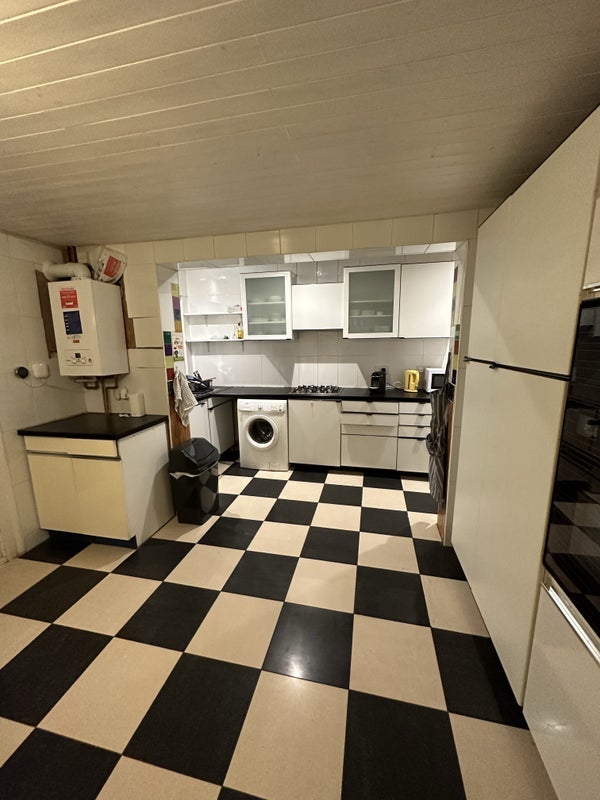 Room Rhodesia Road in Greater London